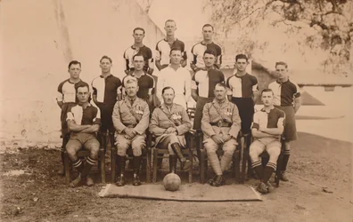 Het bataljon voetbalteam van het eerste bataljon, The Queens Own Royal West Kent Regiment. Poona