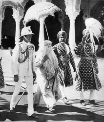 De Begum van Bhopal begeleidt de Prins van Wales naar de Durbar Hall, India, 1921