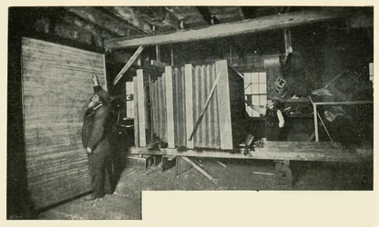 De camera in de werkplaats - toont de grootte van de plaat houder, 1901