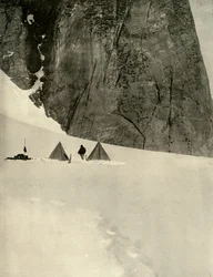 Het kamp onder de granieten pilaar, een halve mijl van het lagere gletsjerdepot...27 januari 1909