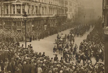 De City Lines Queen Victoria Street om de nieuwe Lord Mayor en zijn processie te bekijken, ca. 1935