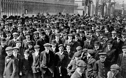 De menigten buiten Buckingham Palace, de bezorgdheid van een natie, 1910