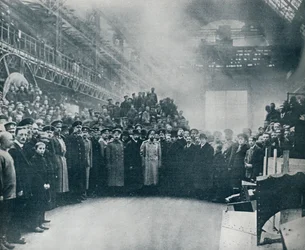 De Tsaar, genomen tussen de arbeiders bij de grote Putiloff Munitie- en Ingenieurswerken, 1914