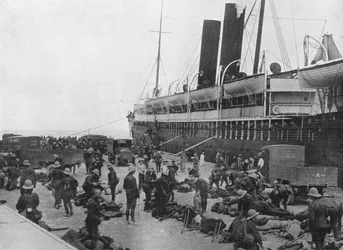 De Dardanellen Expeditieleger vertrekt: Een transport laadt in Alexandrië, 1915