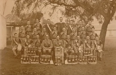 De Trommels en Trompetten van het Eerste Bataljon, Het Koninklijke West Kent Regiment. Poona, India