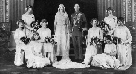 De hertog en hertogin van York omringd door haar acht bruidsmeisjes, 1923