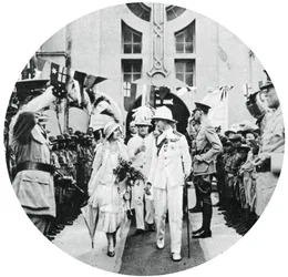 De hertog en hertogin van York bezoeken het graf van admiraal Benbow, Kingston, Jamaica, 1927, 1937