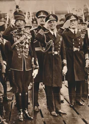 De Hertog van York en Prins Hendrik verwelkomen de Prins van Wales in Portsmouth, 1925