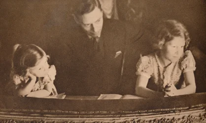 De hertog van York en prinsessen Elizabeth en Margaret bij de pantomime, 6 februari 1935