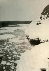De eerste landingsplaats, met baai-ijs dat breekt en naar het noorden drijft, 1908, 1909