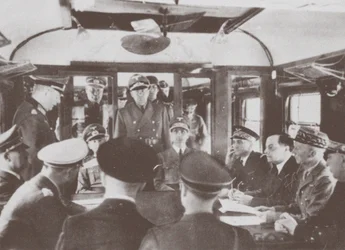 De Duitse en Franse delegaties in een treinwagon in Compiègne voor de ondertekening van Frances sur