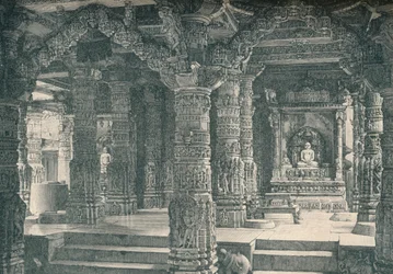 Het interieur van een Jain-tempel op Mount Abu in Rajputana