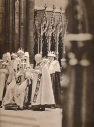 De inhuldiging van Zijne Majesteit, die gekroond en met scepter wordt afgebeeld, 1937