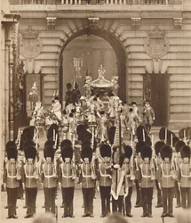De koning en koningin verlaten het paleis voor hun kroning, 1937