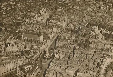 Het hol van de wet zoals weinig Londenaren het ooit zien: De Tempel en de Gerechtsgebouwen, ca. 1935