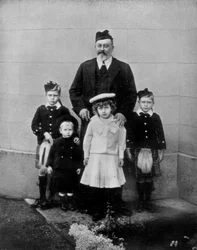 De overleden koning en enkele van zijn kleinkinderen, ca. 1910