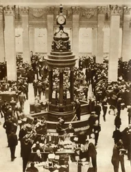 De Lutine-bel in de verzekeringskamer bij Lloyds of London, 1933, 1935