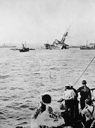De Majestic zinkt na getorpedeerd te zijn door een vijandelijke onderzeeër, 1915