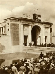 De Menenpoort wordt onthuld, Ieper, België, 24 juli 1927, 1935