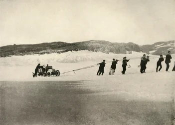 De auto in zachte sneeuw, na de terugkeer van het schip, ca. 1908, 1909