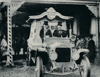 De motor-lijkwagen in oosterse kledij, c1935
