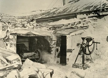 De Auto in de Garage, en Maïsmolen aan de rechterkant, ca. 1908, 1909