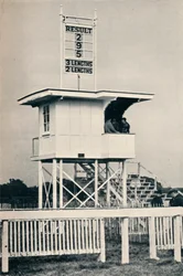 De nieuwe rechtersbox, Kempton Park, c1940