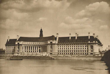 Het nieuwe paleis aan de Theems dat het hoofdkwartier is van de London County Council, c1935