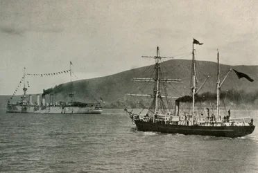 De Nimrod passeert H.M.S. Powerful,...in Lyttelton Haven, 1 januari 1908