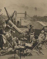 Het Zwembad vanaf de Daktuin van de Langbourne Club voor Stadsdames, 1920s, ca. 1935