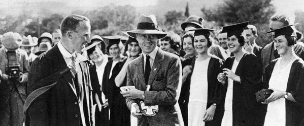 De Prins van Wales met studenten in Grahamstown, Zuid-Afrika, 1925