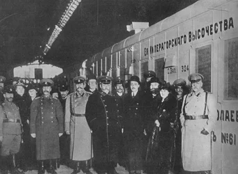 De Russische minister van Oorlog inspecteert een Rode Kruis-trein die naar het front vertrekt, 1915