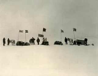 Het vertrek vanaf de ijsrand ten zuiden van Hut Point, ca. 1908, 1909