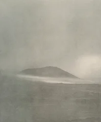 Het begin van een sneeuwstorm...Drift rond Mount Erebus, ca. 1908, 1909