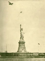 Het Vrijheidsbeeld, met opgeheven fakkel, New York Harbour, c1930