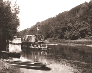 De Theems onder Cliveden Wood, Berkshire, 1894