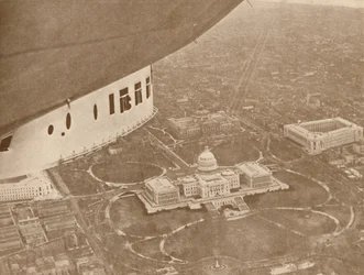 Het Amerikaanse luchtschip Los Angeles in vlucht boven Washington