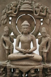 Het Victoria en Albert Museum. De Jina Rishabhanatha. 800-900. Zandsteen. Noord-India. Verenigd Koninkrijk