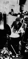 De W.V.S. deed veel werk. Hier is een W.V.S. vrouw die een veldkeuken beheert, ca. 1941-1942
