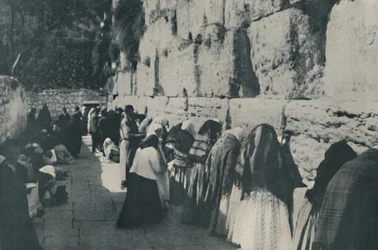 De Klaagmuur: De Dag van Rouw om de Verloren Stad van hun Voorouders, ca. 1935