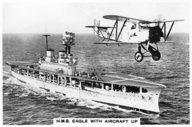 Het vliegdekschip HMS Eagle en een Fairey Flycatcher vliegtuig, 1937