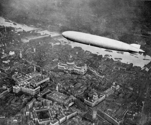 Het luchtschip Graf Zeppelin boven Londen, augustus 1931