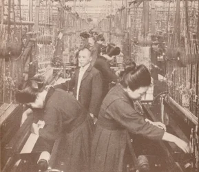 Het drukke interieur van een bloeiende zijdefabriek in Japan