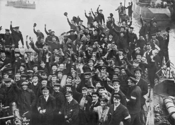 De bemanning van HMS Vindictive viert de Zeebrugge Raid op 23 april 1918