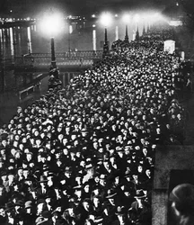 De menigte wacht om langs de catafalque van koning George V te passeren in Westminster Hall, Londen, januari 1936