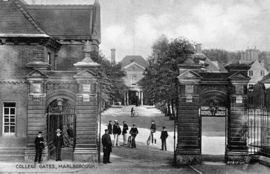 De ingang van Marlborough College, Marlborough, Wiltshire, begin 20e eeuw