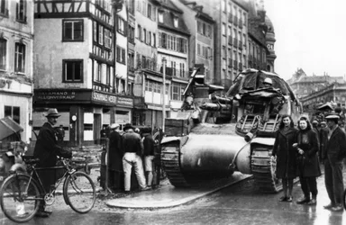 De eerste geallieerde tanks arriveren in Straatsburg, Elzas, november 1944