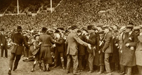 De eerste FA Cup Finale wordt gehouden in het nieuwe Wembley Stadion in Londen, 28 april 1923, 1935
