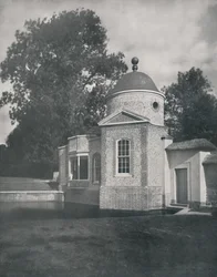 Het prieel en zwembad bij Biddesden House, Wiltshire, 1933