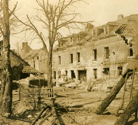 De glasfabriek in Soissons, Noord-Frankrijk, c1914-c1918